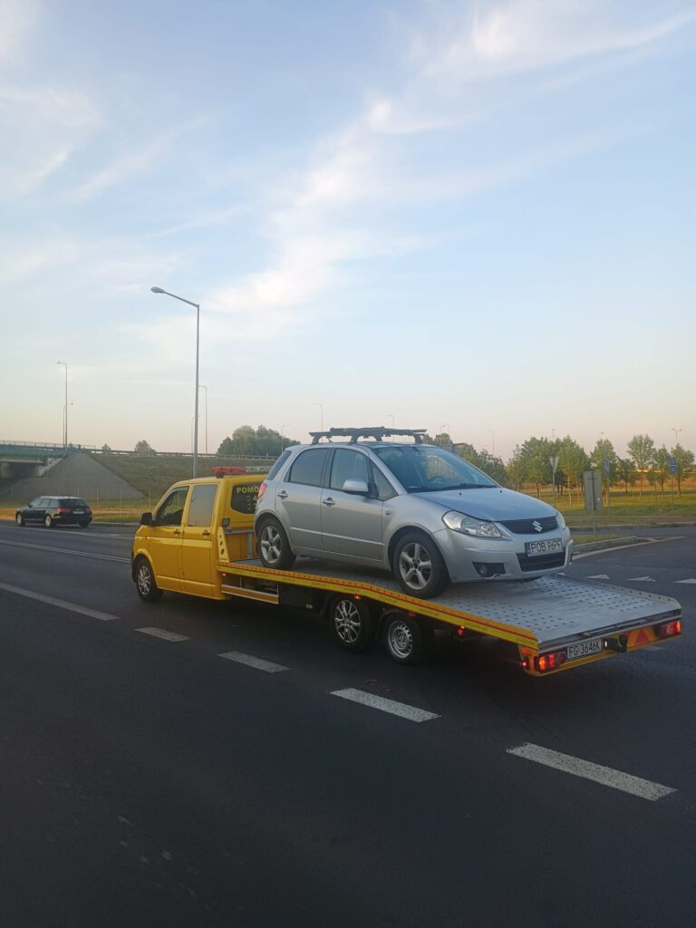 Zdjęcie przedstawia profesjonalną lawetę w Lubaniu, gotową do transportu uszkodzonego pojazdu. Idealne rozwiązanie w nagłych sytuacjach drogowych.