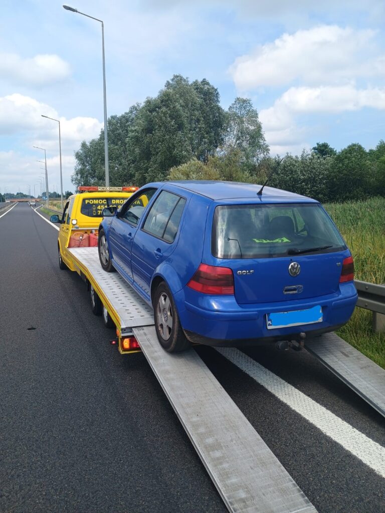 Laweta Lubań transportująca samochód po awarii na drodze, zapewniając szybkie i bezpieczne przewiezienie do warsztatu.